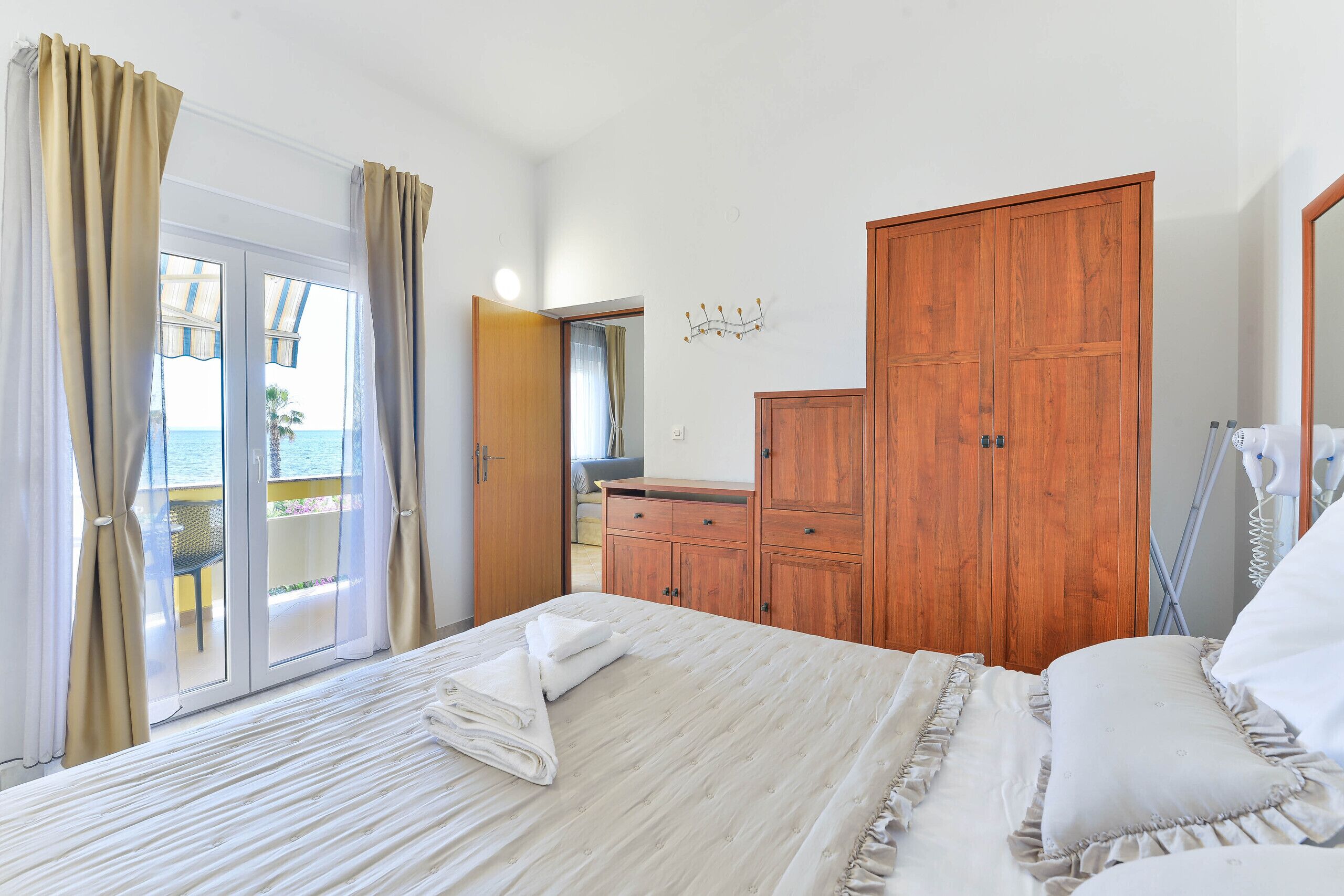 1 chambre, fer et planche à repasser, Wi-Fi gratuit, draps fournis
