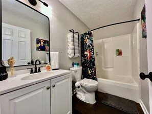 Free toiletries, hair dryer - 190 Overbrook Drive · Swanky Swango's Dream Home by Jess (Monroe)