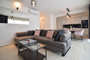 TV - La Perla Apt 2 with heated rooftop pool (Bibinje)