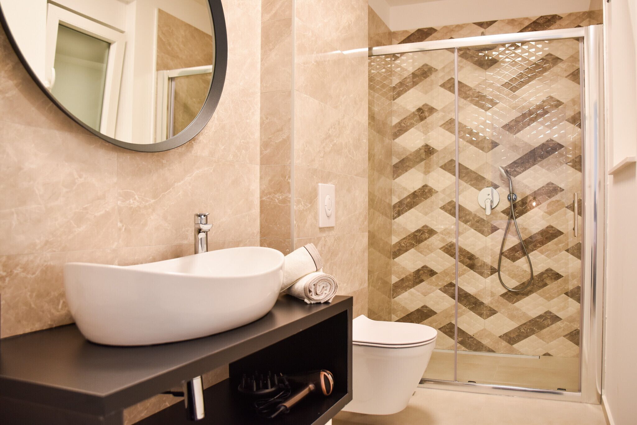 Shower, hair dryer, towels