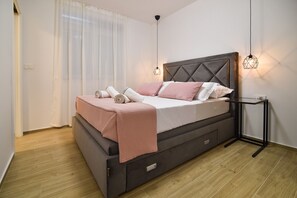 2 chambres, coffre-fort, fer et planche à repasser