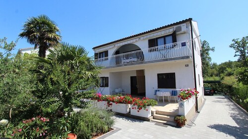 Apartment Miro 6 for 6 people near the beach on the island of Krk