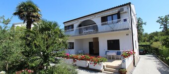 Apartment Miro 6 for 6 people near the beach on the island of Krk