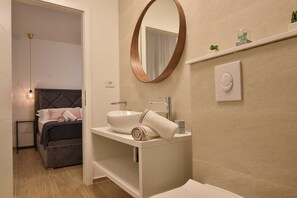 Douche, séchoir à cheveux, serviettes fournies