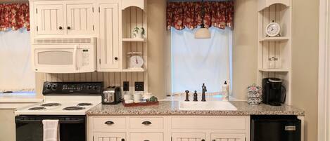 Jääkaappi, mikroaaltouuni, uuni, liesi