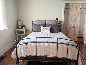 2 عدّة غرف نوم ومكواة/لوح كي وواي فاي وملاءات أسرّة