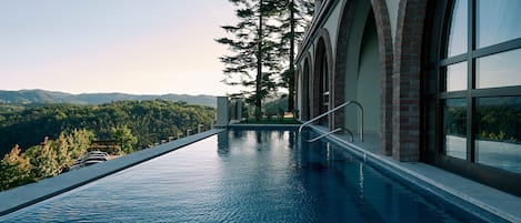 Una piscina al aire libre de temporada