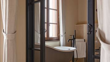 Ein Badezimmer mit Fenster, Waschbecken und Handtuchhalter.