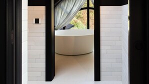 Loftsleilighet | Minibar, safe på rommet, skrivebord og wi-fi (inkludert)