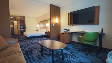 Suite, 1 kingsize bed met slaapbank, gedeeltelijk uitzicht op meer (Hearing Accessible) | Een bureau, een laptopwerkplek, verduisterende gordijnen