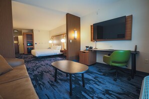 Suíte, 1 cama King e sofá-cama, vista parcial para o lago (Hearing Accessible) | Escrivaninha, espaço de trabalho para notebook, cortinas blackout