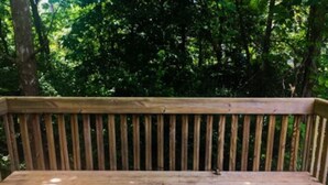 Una terraza de madera con un tapete azul que presenta patrones circulares.