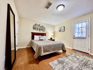 3 bedrooms, iron/ironing board, WiFi, bed sheets - 260 Overbrook · Jason's Attached home (Monroe)