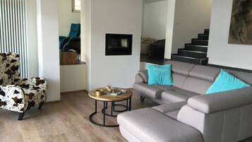 Villa | Wohnzimmer | 30-Zoll-Fernseher mit Digitalempfang