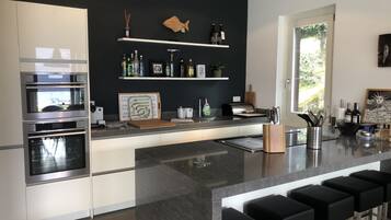 Villa | Cucina privata | Frigorifero, microonde, forno, piano cottura