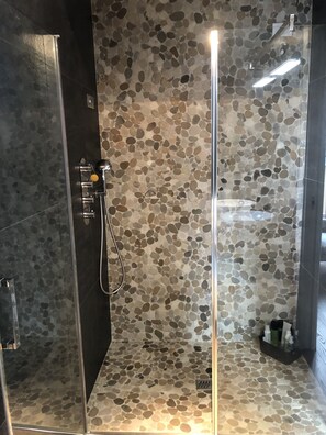 Vila | Kamar mandi | Shower, bathtub besar, pengering rambut, dan handuk