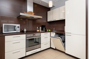 Equipped with an oven, microwave, and dishwasher, this kitchen offers a coffee maker and kettle for your convenience.