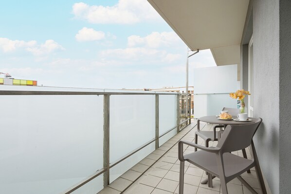 Apartment, 1 Bedroom, Pool Access, Beachside | Balcony