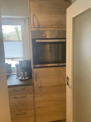 Kjøleskap, mikrobølgeovn, ovn og kokeplater