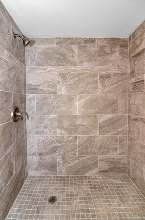 Dusche, Whirlpool, Haartrockner, Handtücher