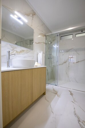 Bruser, hårtørrer, bidet, håndklæder