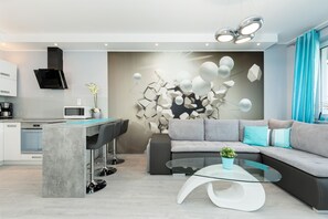 Apartamento, 1 habitación, balcón, junto a la playa | Sala de estar | Televisión de 40 pulgadas con canales por cable