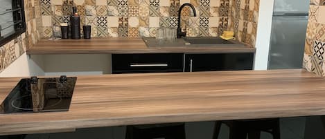 Køleskab, mikrobølgeovn, kogeplade, kaffe-/temaskine