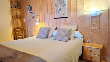 1 bedroom, desk, free WiFi, bed sheets