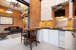 Microwave, dishwasher, coffee/tea maker, electric kettle