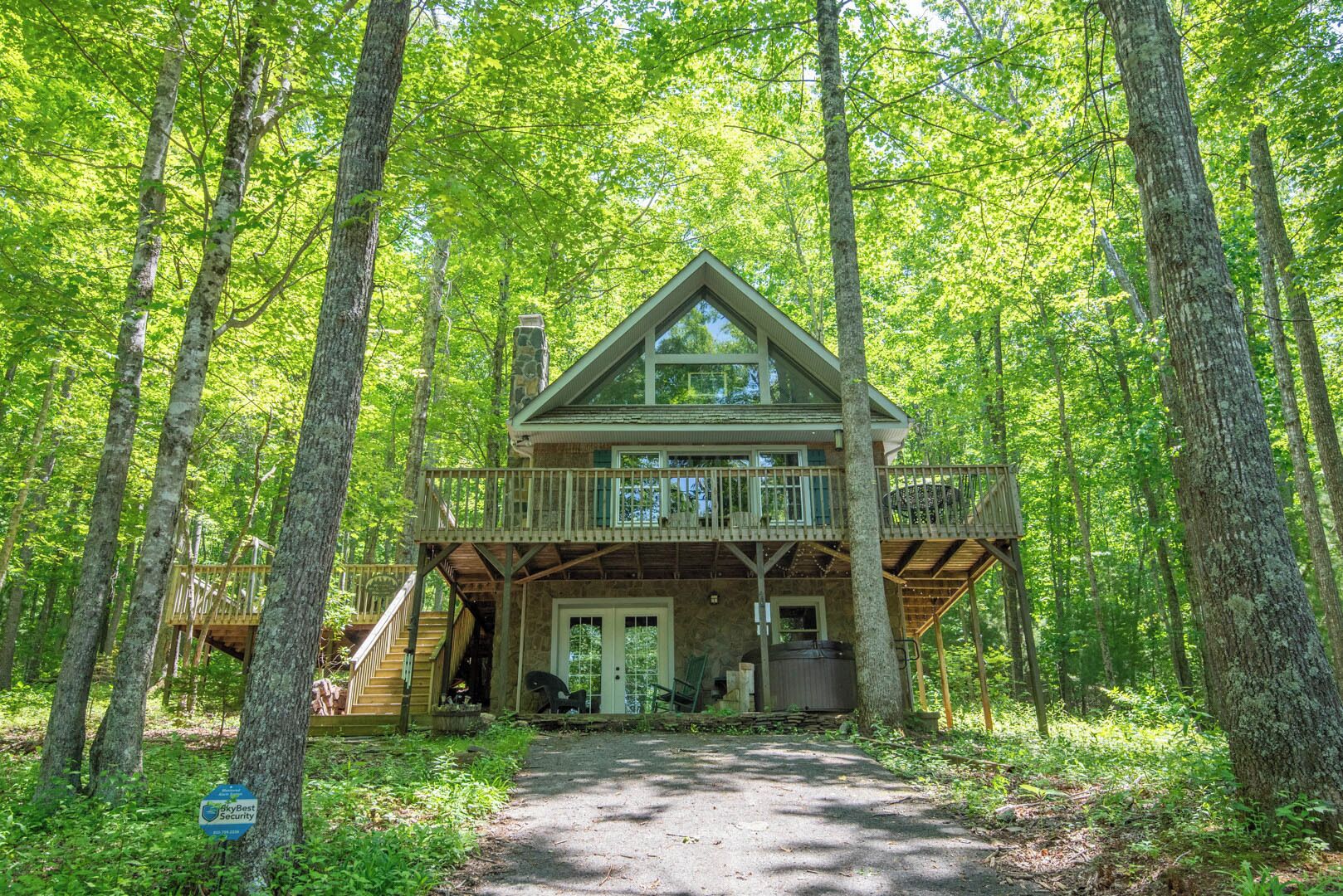 Tree House Chalet - Hot Tub - Firepit - Gas Fireplace - Close to Shatley Springs Restaurant