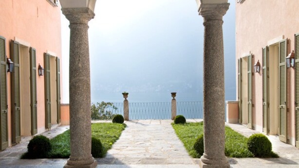 A stone pathway flanked by columns leading to a balcony with a view of the sea. - Villa Giudici Luxury app on the Lake (Nesso)