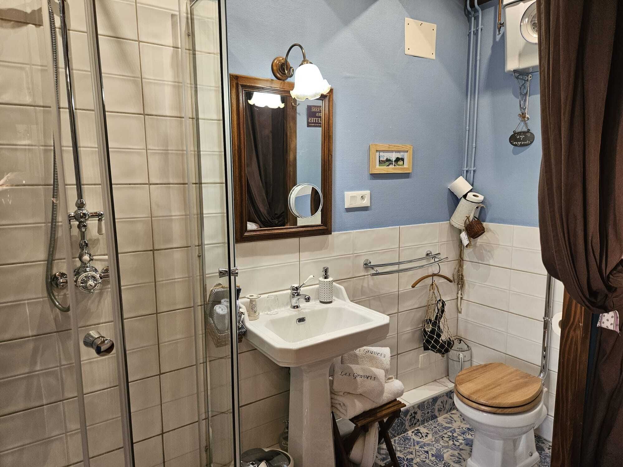Une salle de bain avec une douche, un lavabo et des toilettes.
