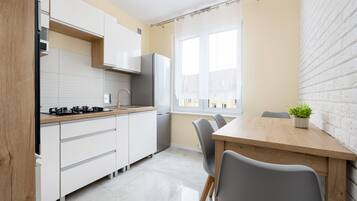 Coffee/tea maker, electric kettle, toaster, high chair