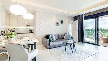 تلفزيون ذكي بحجم 40-بوصة يعرض قنوات تلفزيونية رقمية، تلفزيون