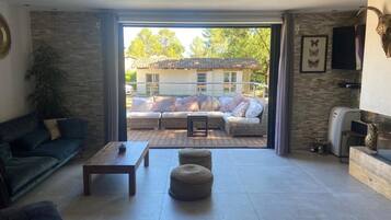 TV connectée, cheminée, jeux vidéo, table de tennis de table