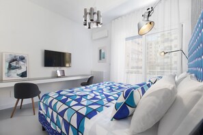 Leilighet – design | Skrivebord, skrivebord for bærbar PC, blendingsgardiner og lydisolert