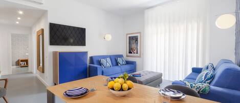 Design Apartment | Living room | 43-inch Smart TV with satellite channels, TV