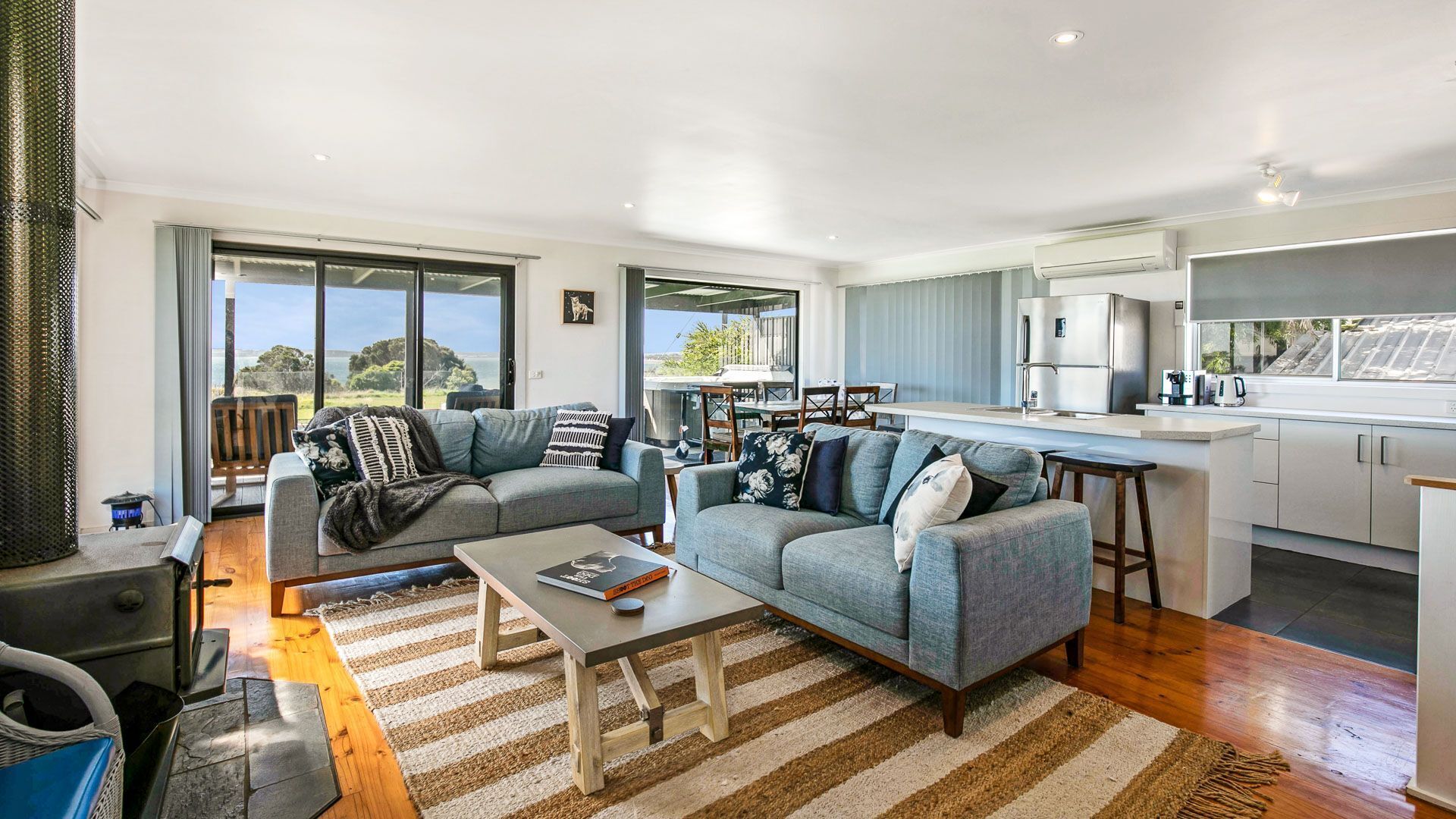 Fernseher, Kamin, DVD-Player, Bücher