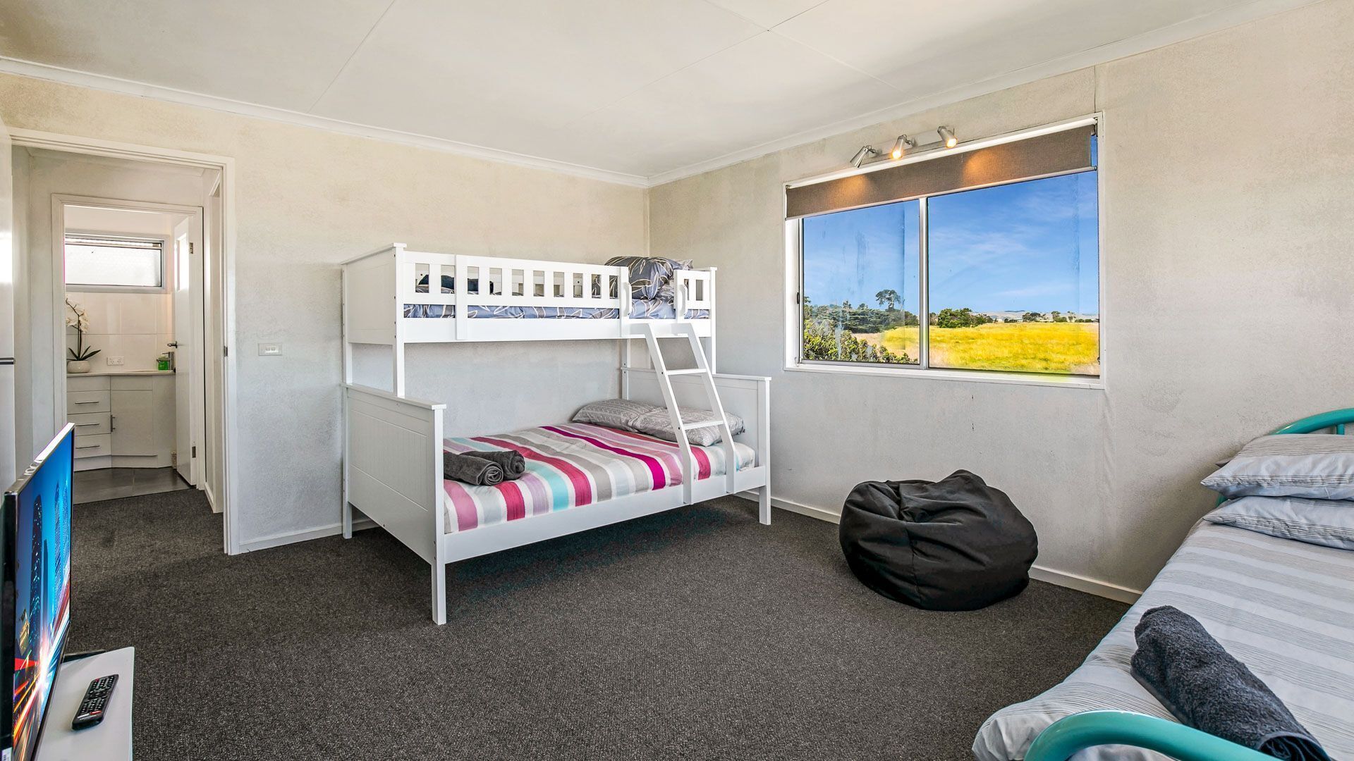 3 bedrooms, iron/ironing board, travel cot, Internet