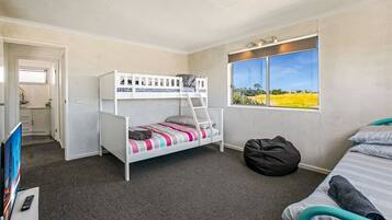 3 bedrooms, iron/ironing board, travel cot, Internet