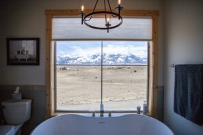 Shower, hair dryer, towels - Sapphire Solace · Sapphire skies and mountain views of a lifetime (Emigrant)