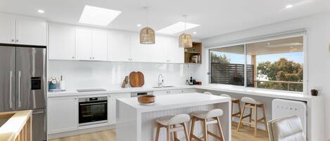 Køleskab, mikrobølgeovn, ovn, kogeplade