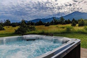 Outdoor spa tub - Mountain Sanctuary · Majestic Mountain Sanctuary, private hot tub (Livingston)