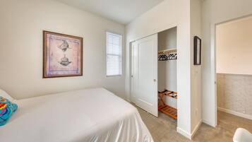 3 makuuhuonetta, silitysrauta/-lauta, ilmainen Wi-Fi, vuodevaatteet