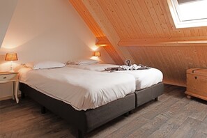 6 habitaciones, escritorio y tabla de planchar con plancha 