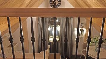 6 bedrooms, desk, iron/ironing board, travel cot