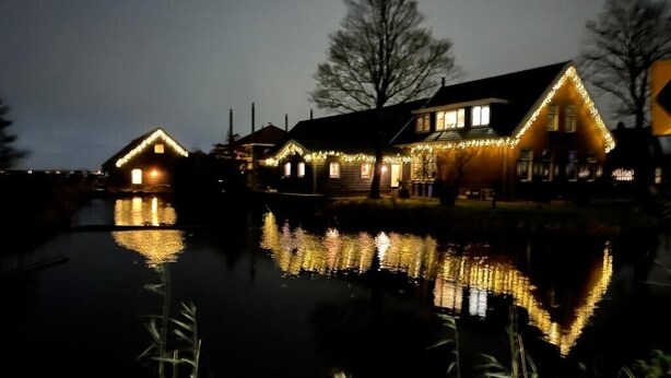 A house with multiple windows and a reflection in the water. - Christinahoeve Hooiberg #5 (Boskoop)