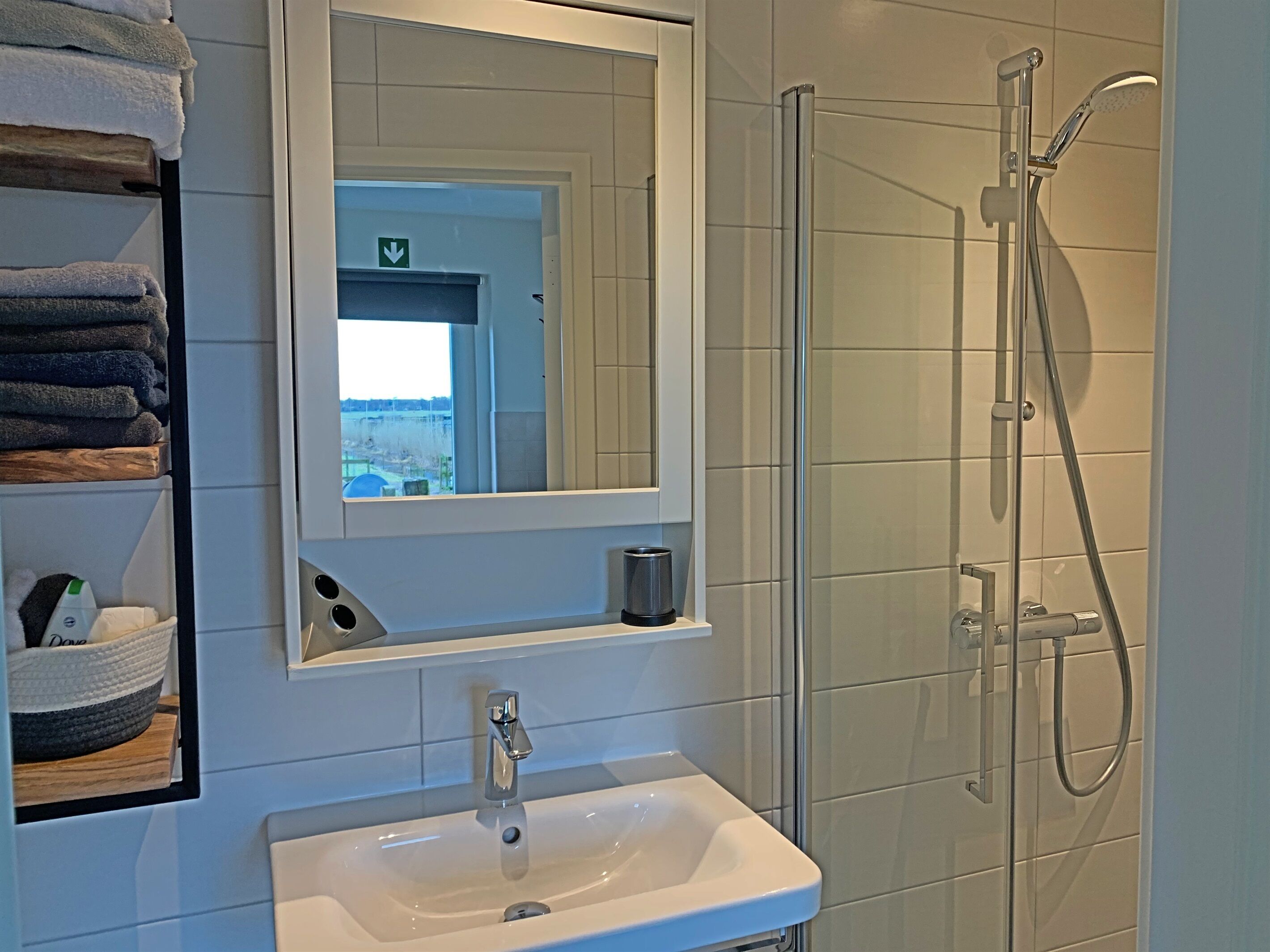 Douche, séchoir à cheveux, serviettes fournies