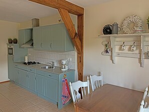 Frigorífic, microones, placa de cuina i rentaplats 