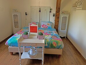 1 quarto, Wi-Fi de cortesia, roupa de cama